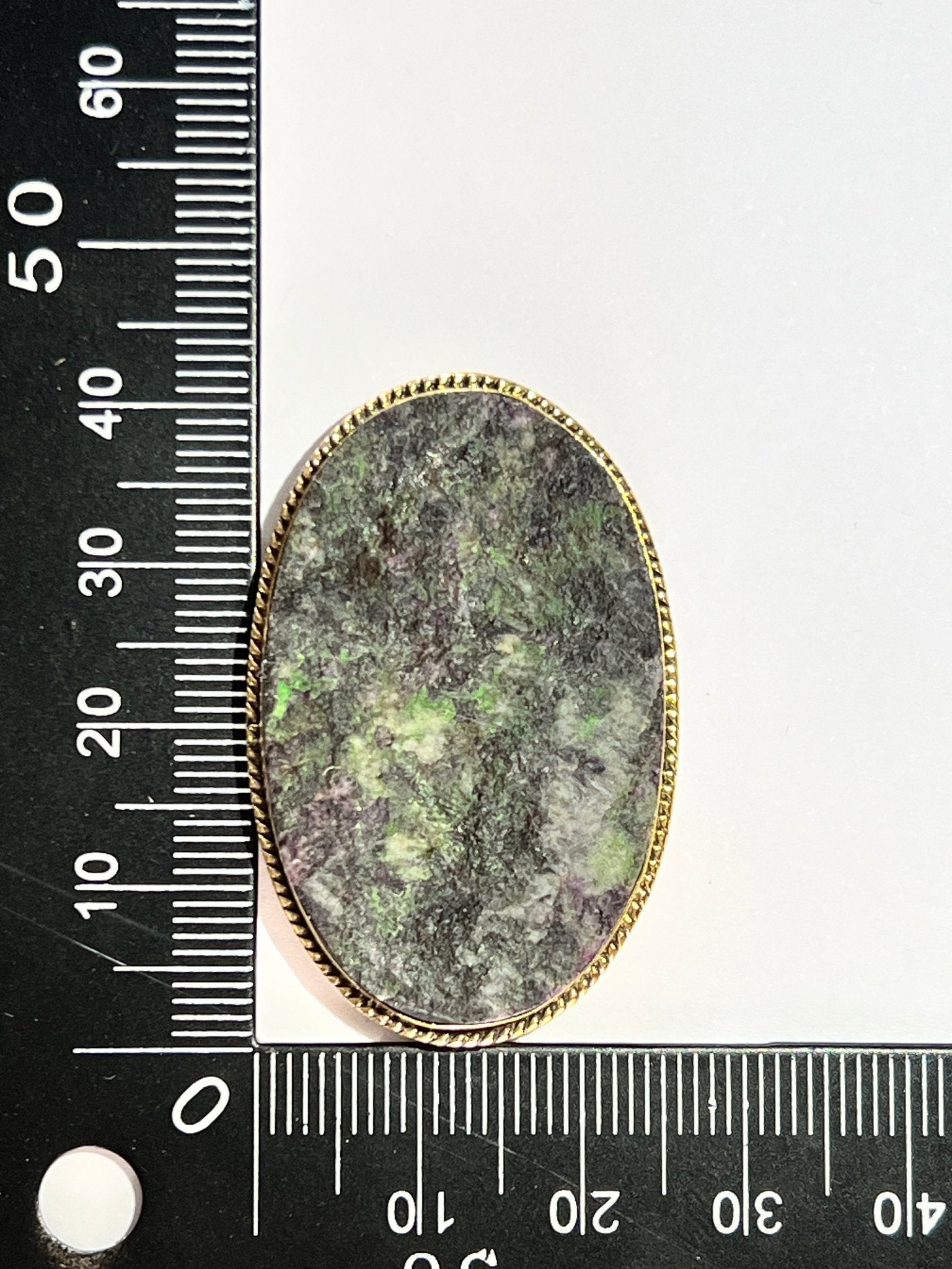 Zoïsite Rubis sertie doré n°D2 (4,1cm x 2,6cm) - Solyluna Macramé