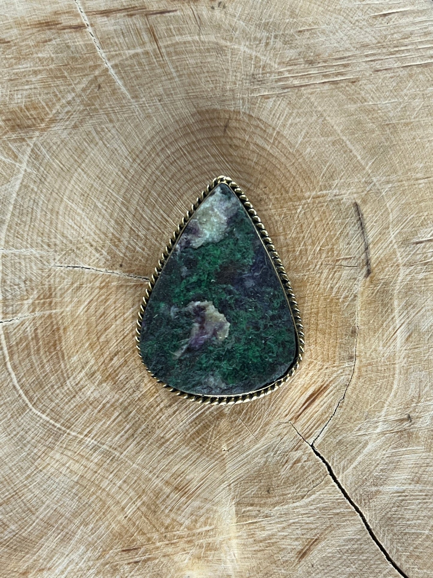 Zoïsite Rubis sertie doré n°D3 (3cm x 1,9cm) - Solyluna Macramé